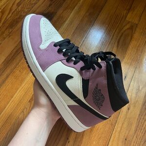 Air Jordan 1 Mid SE mulberry